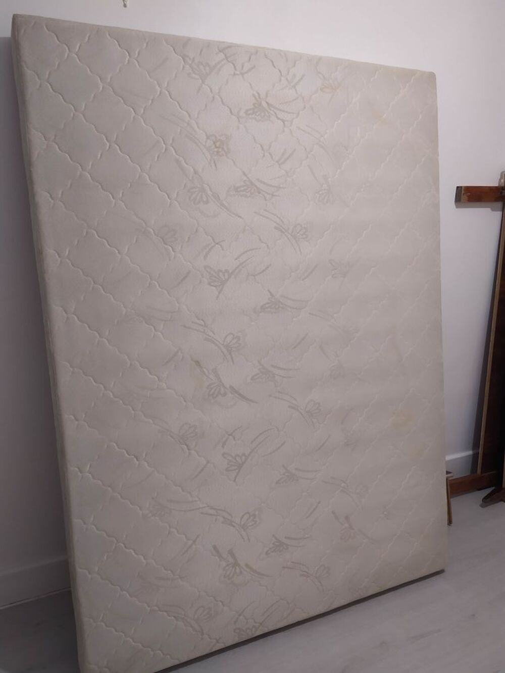 Ensemble matelas 140x190 + sommier + lit + tablettes Meubles