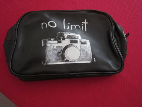 Une pochette de couleur noire 10 Brignais (69)