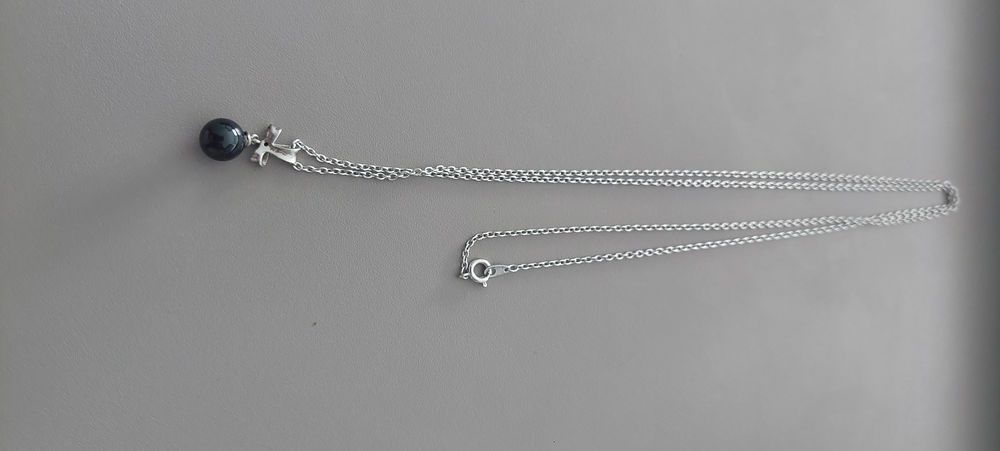 Divers bijoux , port&eacute;s tr&egrave;s peu de fois, en tr&egrave;s bon Bijoux et montres