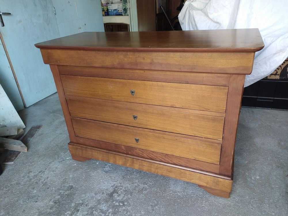 belle commode en bois en bon &eacute;tat. Meubles