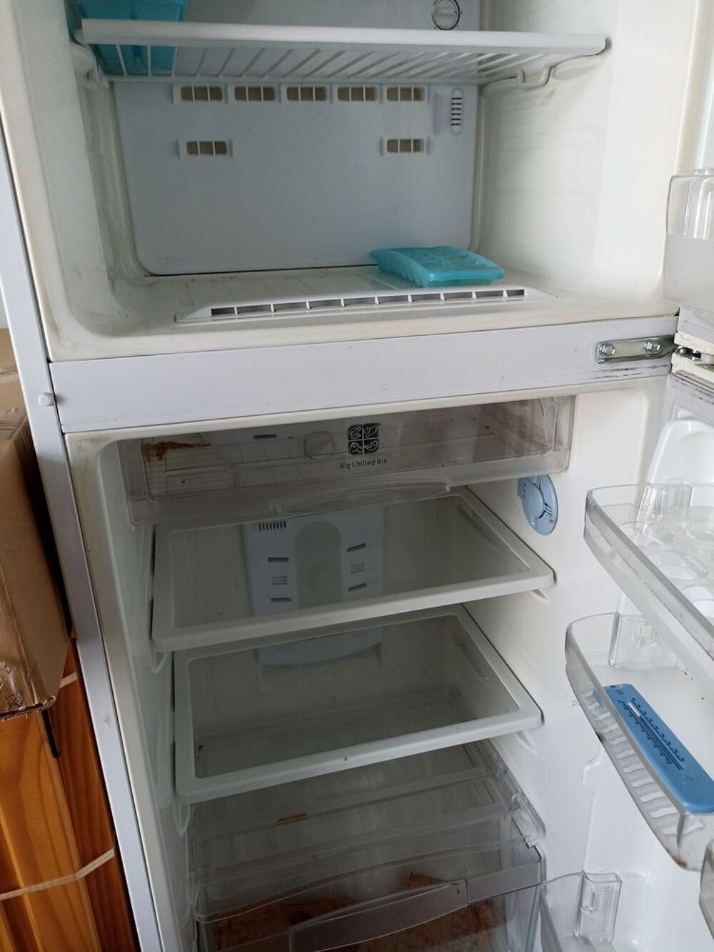 un grand frigo combi Electroménager