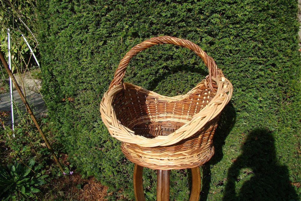 Tr&egrave;s grand panier &eacute;vas&eacute; en osier vintage Décoration