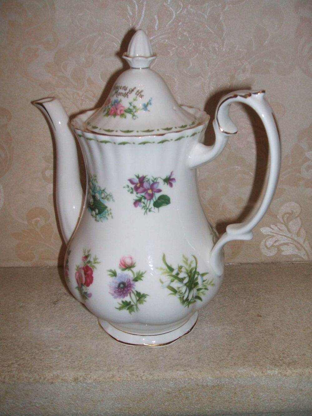 Cafeti&egrave;re en porcelaine Anglaise Royal Albert fleur des mois Décoration