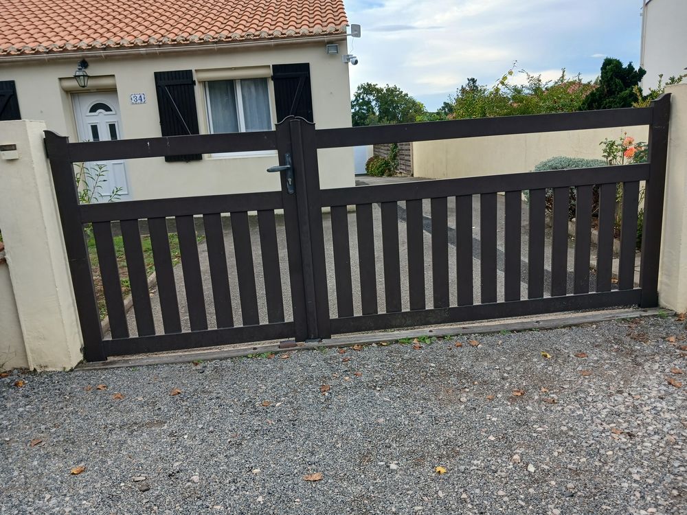 PORTAIL A DEUX VANTAUX DONT UN PORTILLON Jardin