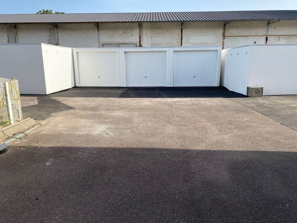Location Parking/Garage garage 3m x 5 m au centre du village accès 24/24 état neuf Douchy