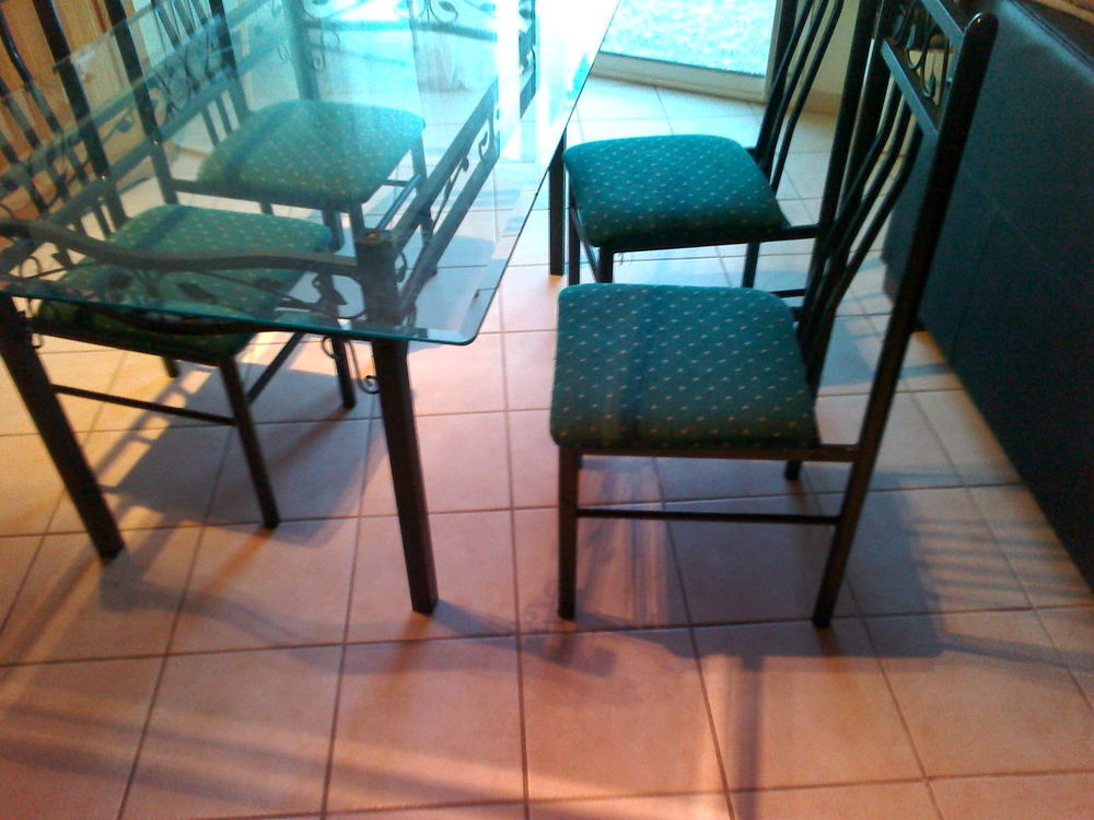 table en verre + les 4 chaises Meubles