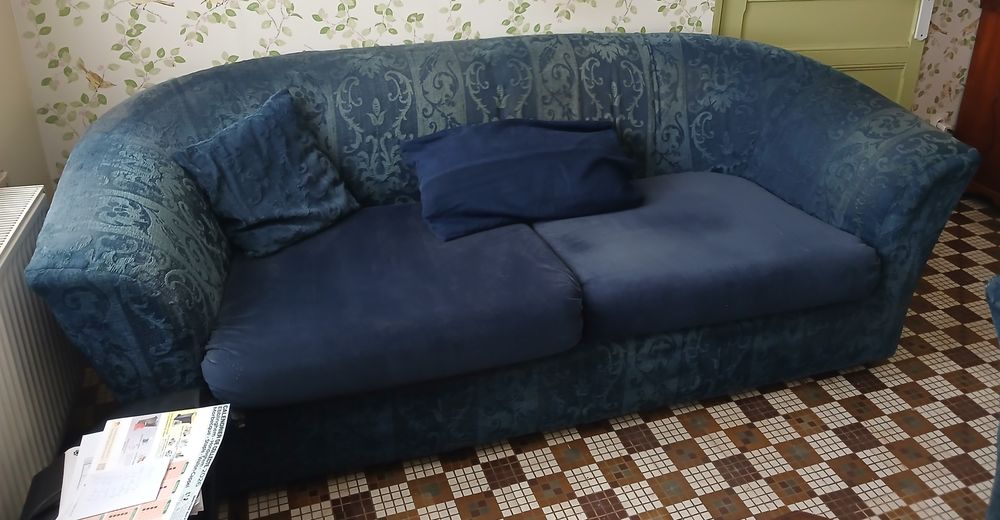 Canap&eacute; tr&egrave;s bon &eacute;tat. 4places assise r&eacute;nov&eacute;e, h&ecirc;tre massif Meubles