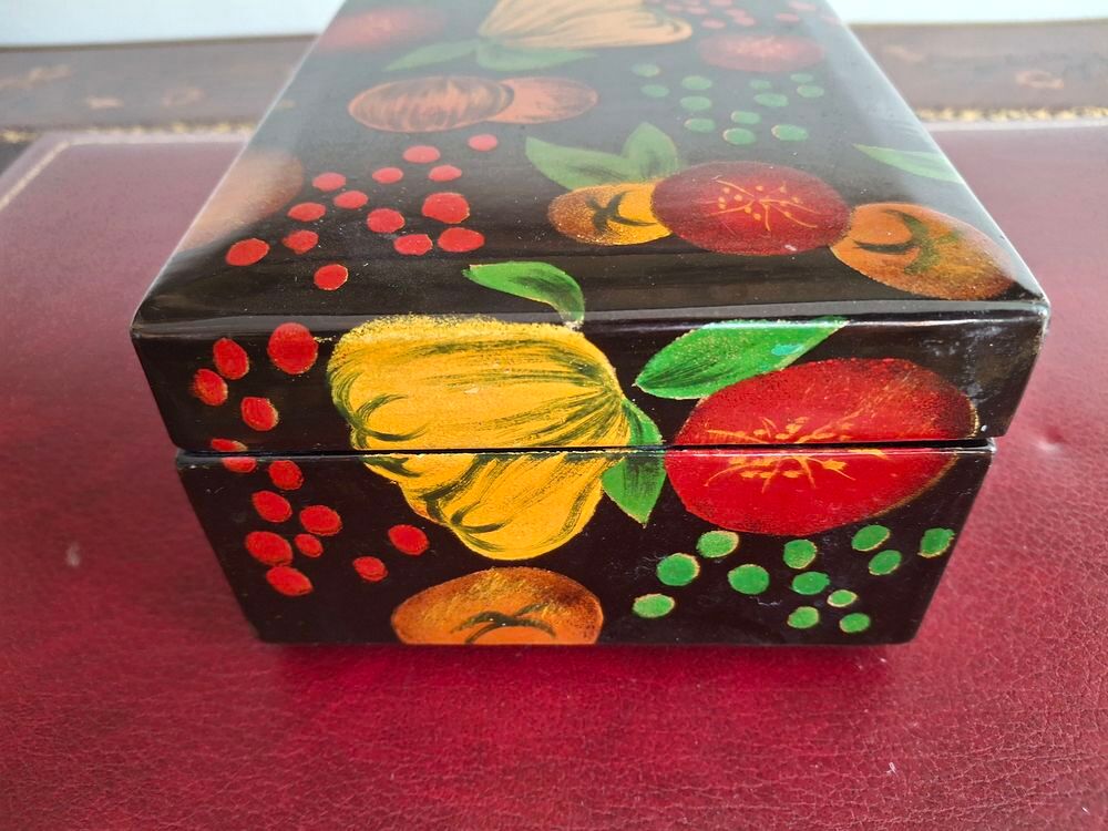 Bo&icirc;te &agrave; bijoux en bois peinte et laqu&eacute;e 19 X 13 X 9 cm Décoration