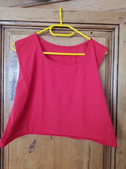 T shirt rouge sans manches neuf mesure aisselles a aisselles 5 Viriat (01)