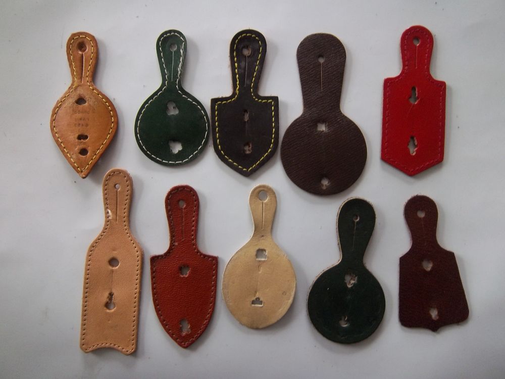 N&deg; 3 lot 10 cuirs support insignes militaire 