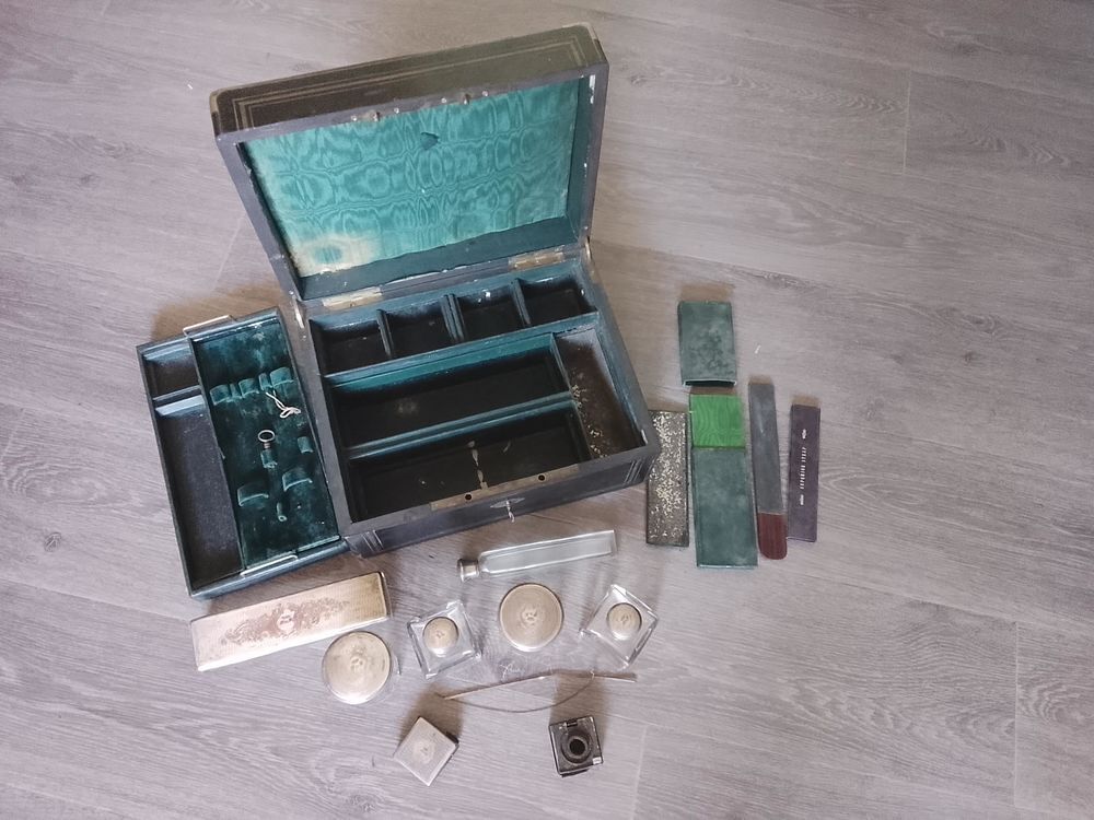 N&eacute;cessaire de toilette dans son coffret Epoque Napol&eacute;on III 