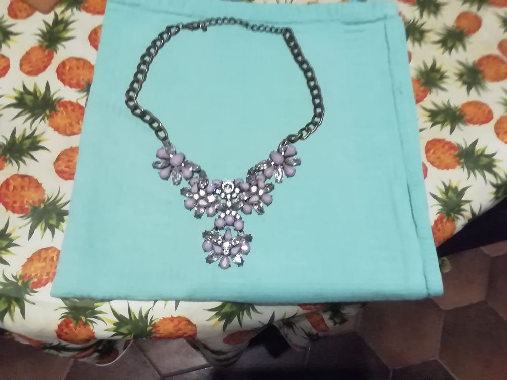 Collier pendentif de toute beaut&eacute; Bijoux et montres