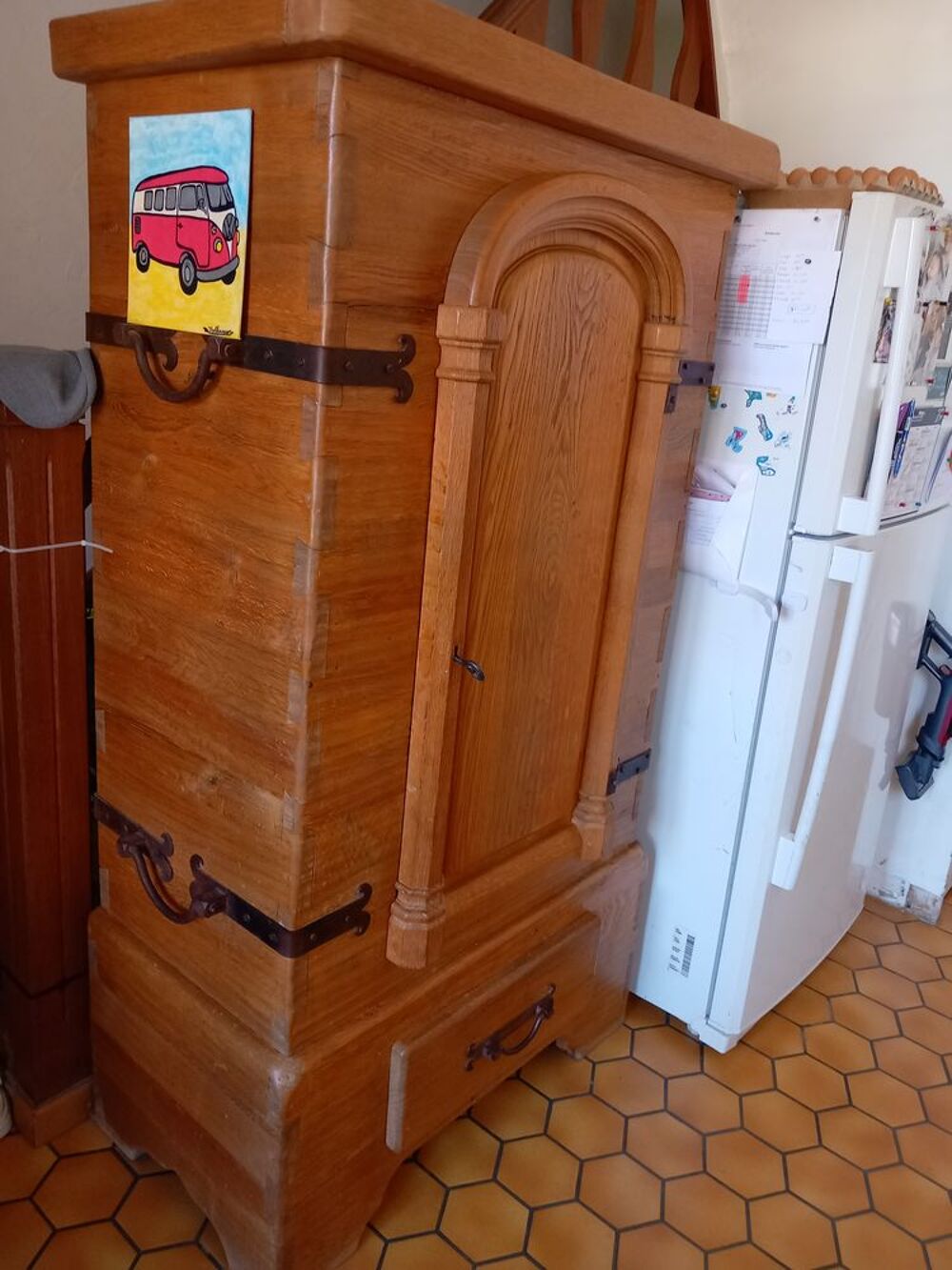 Salle &agrave; manger compl&egrave;te en ch&ecirc;ne massif &agrave; r&eacute;nover. Meubles