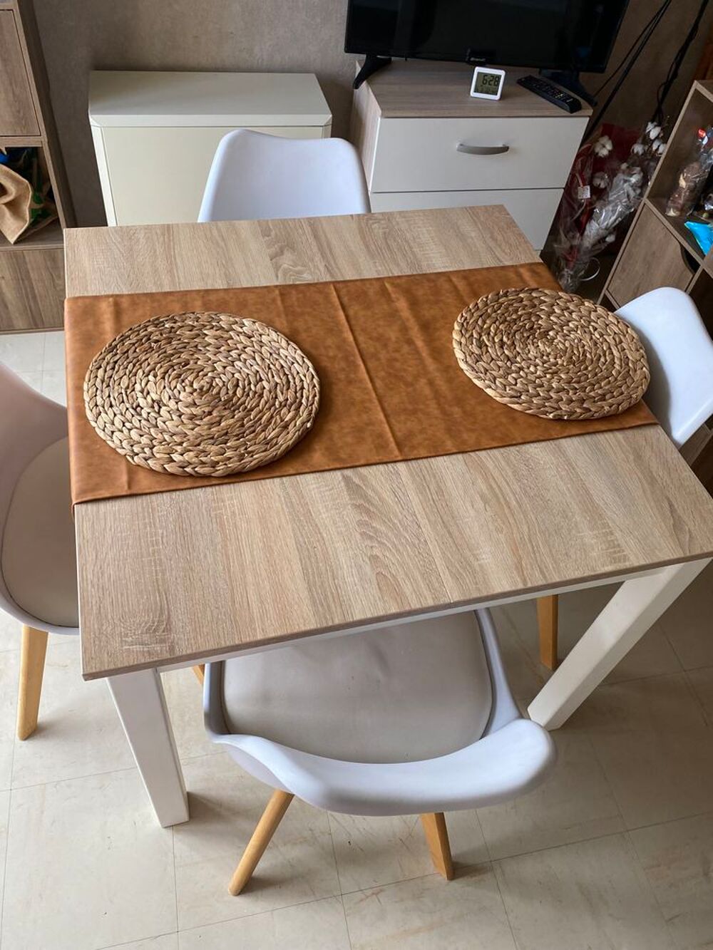 Table blanc et beige + 4 chaises scandinaves Meubles