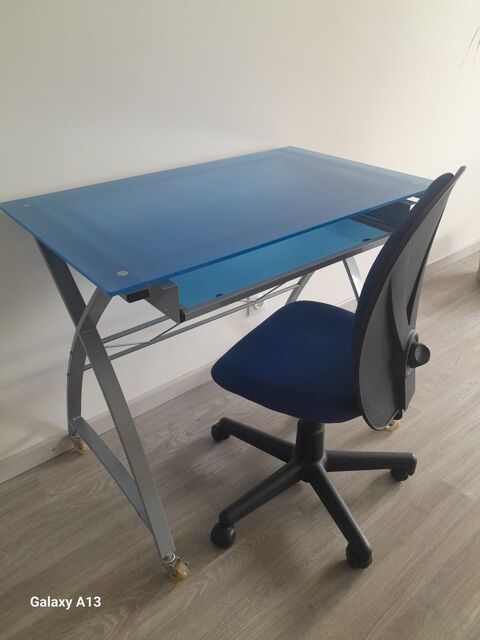 Bureau en verre bleu avec chaise à roulettes 50 Dompaire (88)