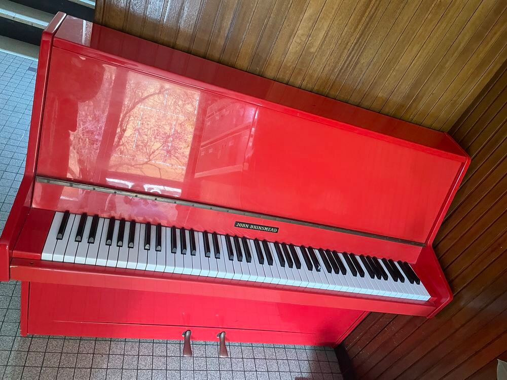 Piano droit John Brinsmead rouge ? bon &eacute;tat Instruments de musique