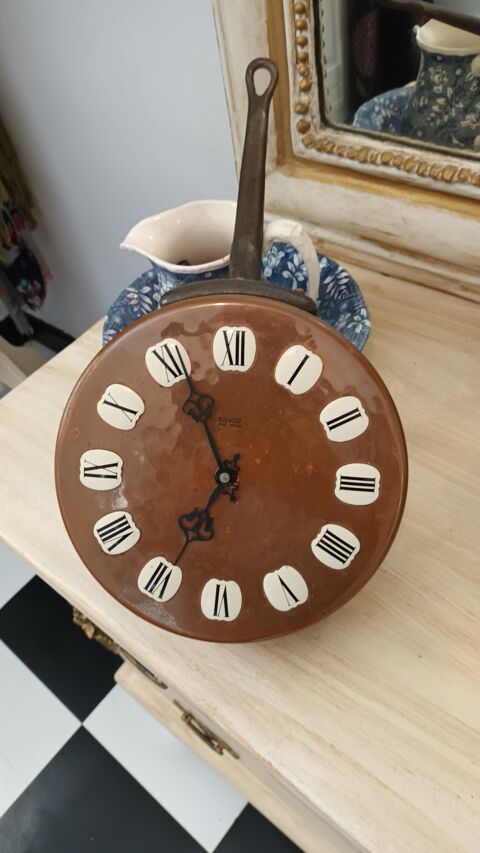 pendule rustique sur casserole cuivre  elle fonctionne bien 40 Lormont (33)