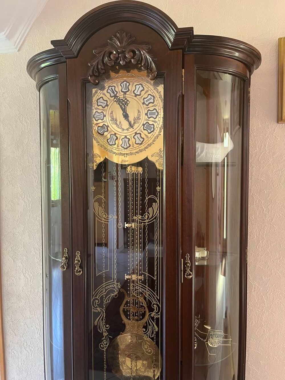 Comtoise horloge deco et en parfait &eacute;tat. Luminaire int&eacute;gr&eacute;. dimensions : Hauteur 2m Largeur 85cm Profondeur 32cm. d&eacute;montable en 2 parties. Meubles
