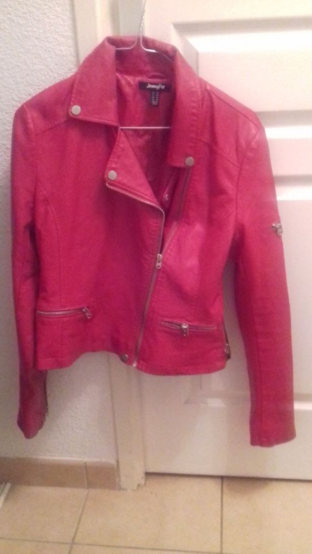Veste rouge taille M Vêtements