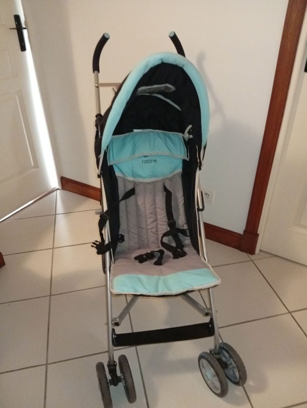 Lit &agrave; barreaux et &eacute;quipement b&eacute;b&eacute;. Pu�riculture