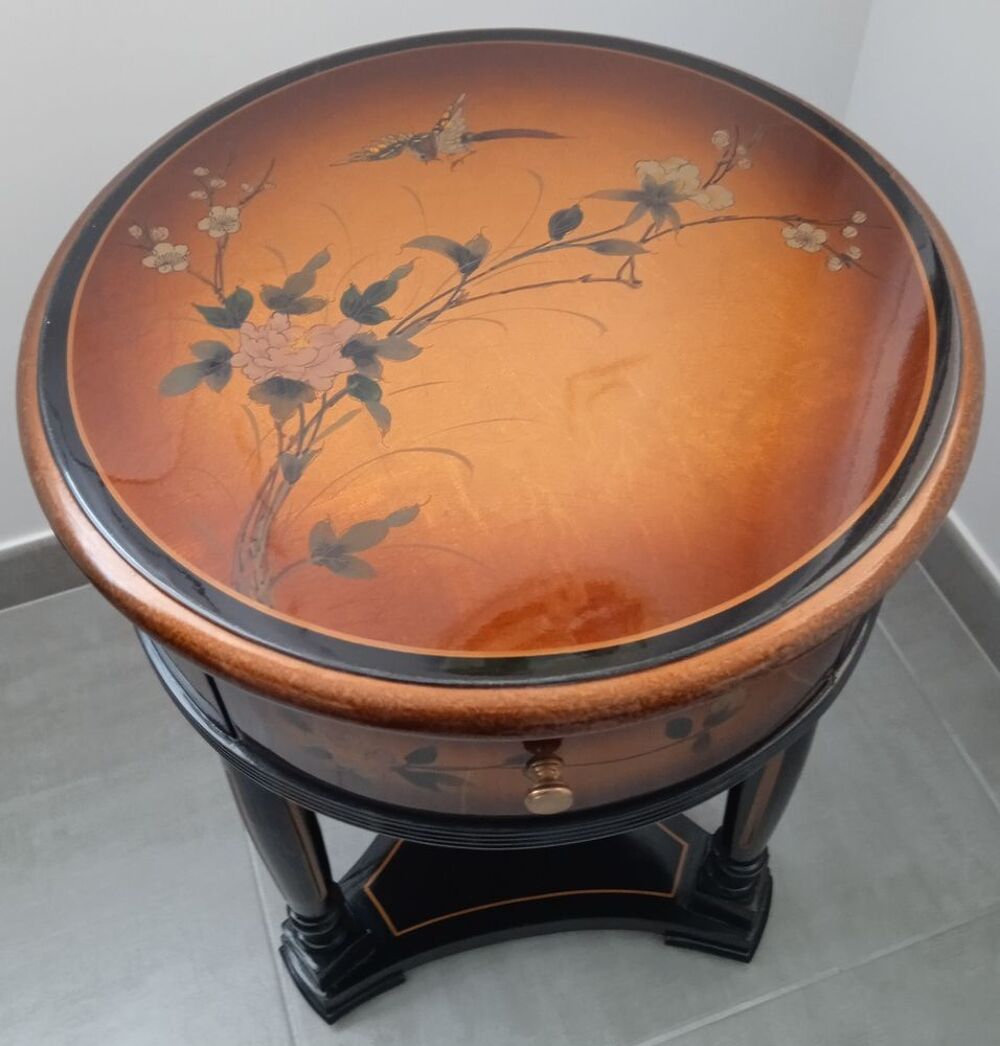 Meuble chinois laqu&eacute; rond.
Meubles