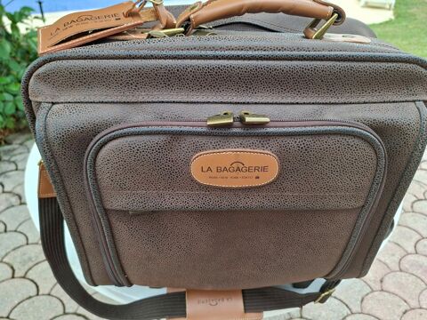SAC DE VOYAGE SUR ROULETTES  LA BAGAGERIE  EN EXCELLENT ETAT 60 Jarrie (38)