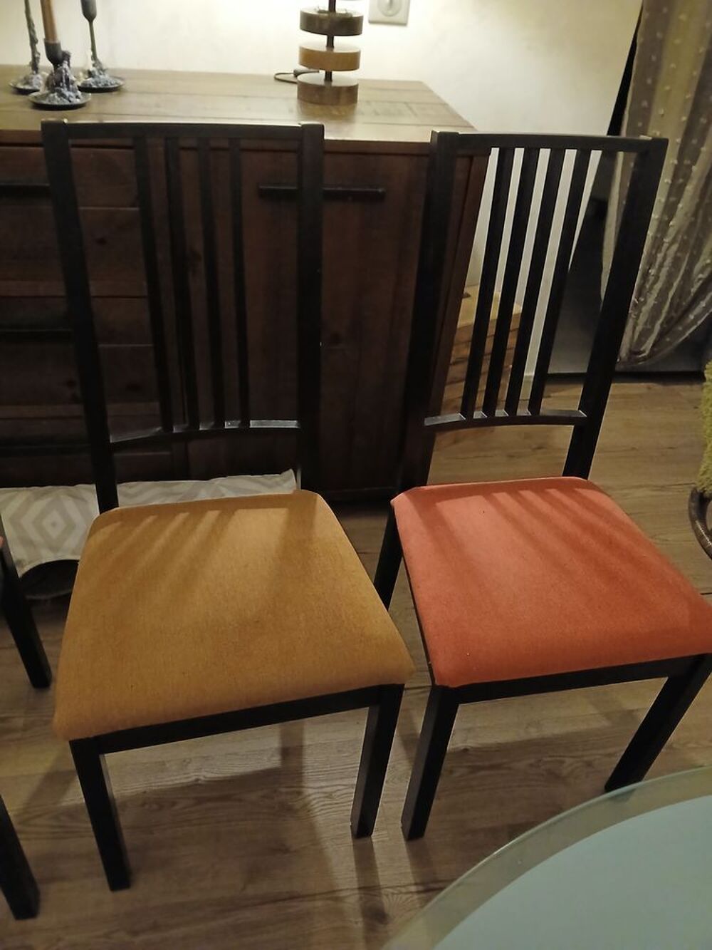 4 chaises en bon &eacute;tat Meubles