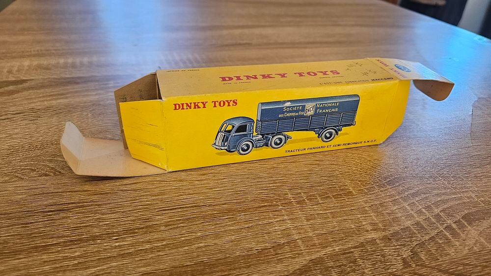 Dinky toys 