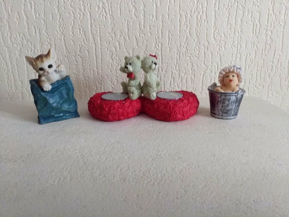 LOT DE 3 FIGURINES en r&eacute;sine synth&eacute;tique Décoration