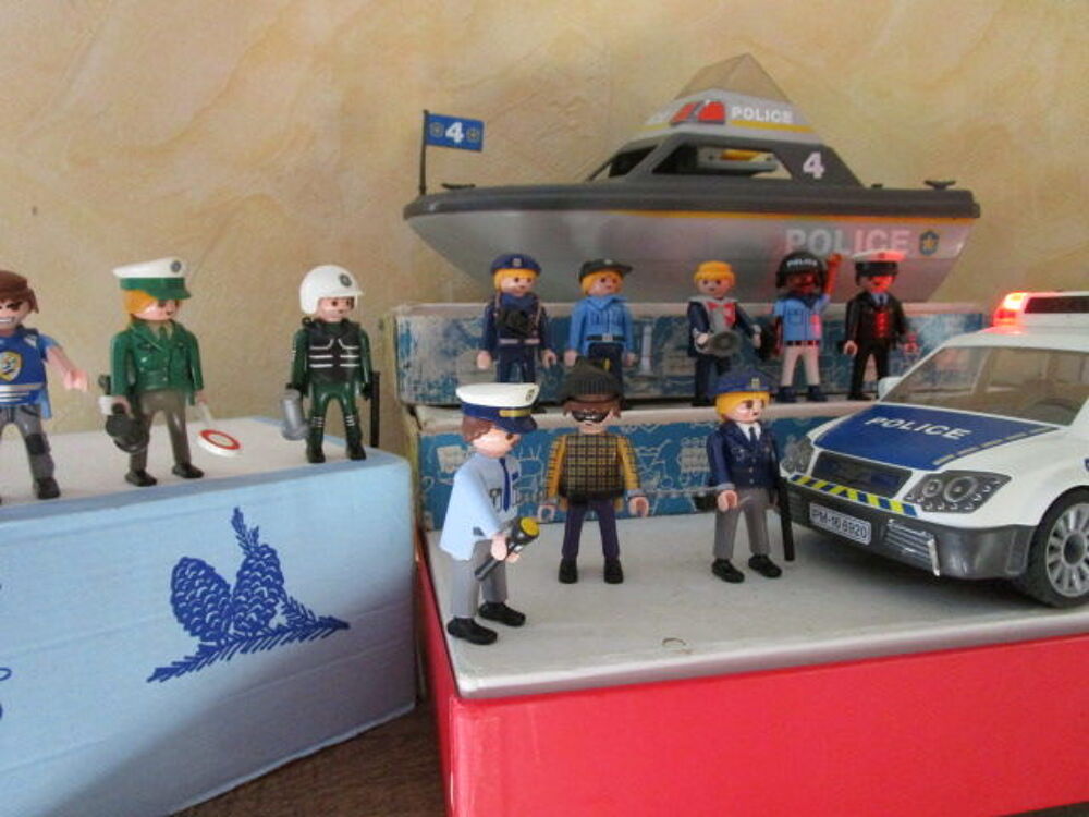 LOT PLAYMOBIL VOITURE +BATEAU+PERSONNAGES POLICE Jeux / jouets