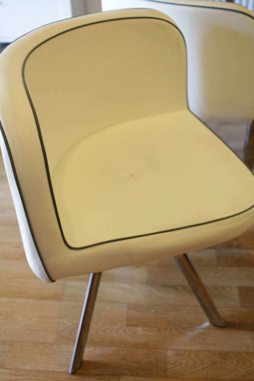 Table &agrave; manger et ses 4 chaises Meubles