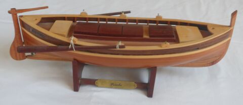 Maquette de barque de p�che � rames en bois pr�cieux vernis 120 Castries (34)