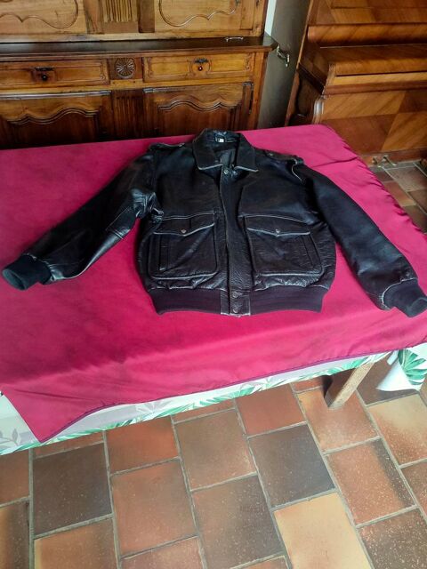 Blouson noir en cuir taille XXL 40 Avermes (03)