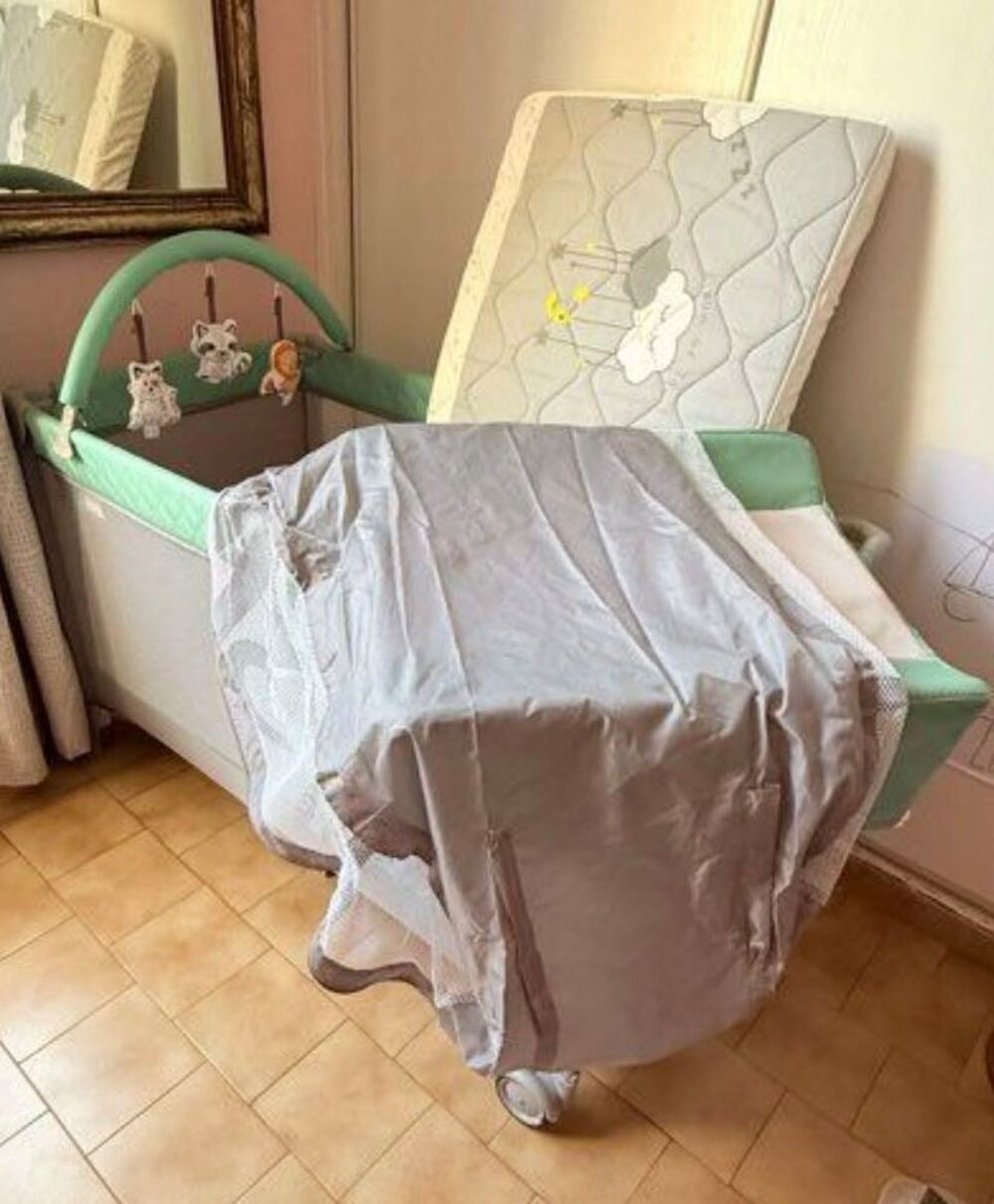 lit parapluie et matelas neuf Puériculture