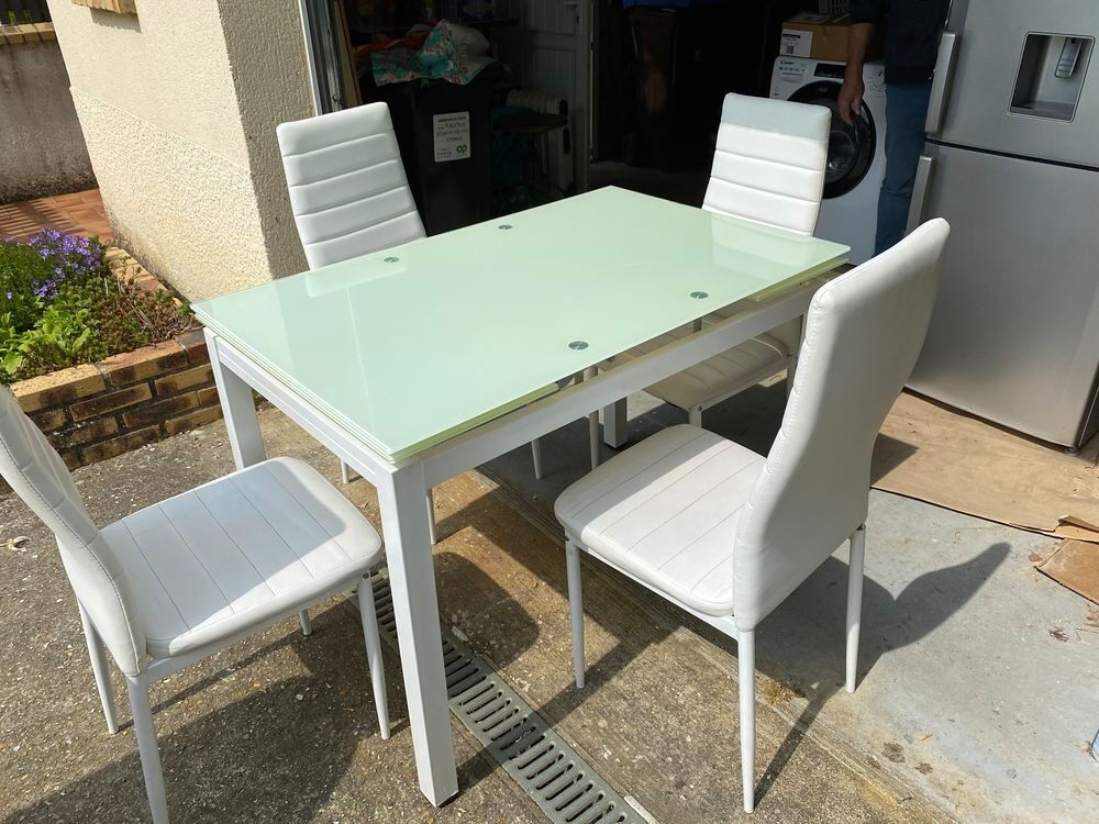 ensemble table chaises Meubles