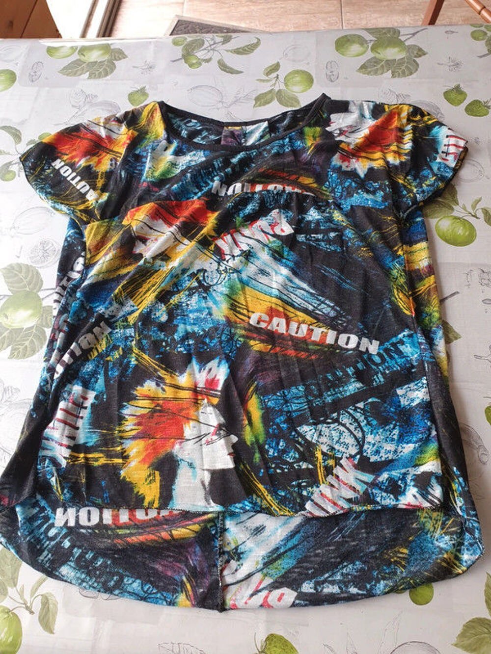 Tee shirt manche courte 
taille 44 
Vêtements