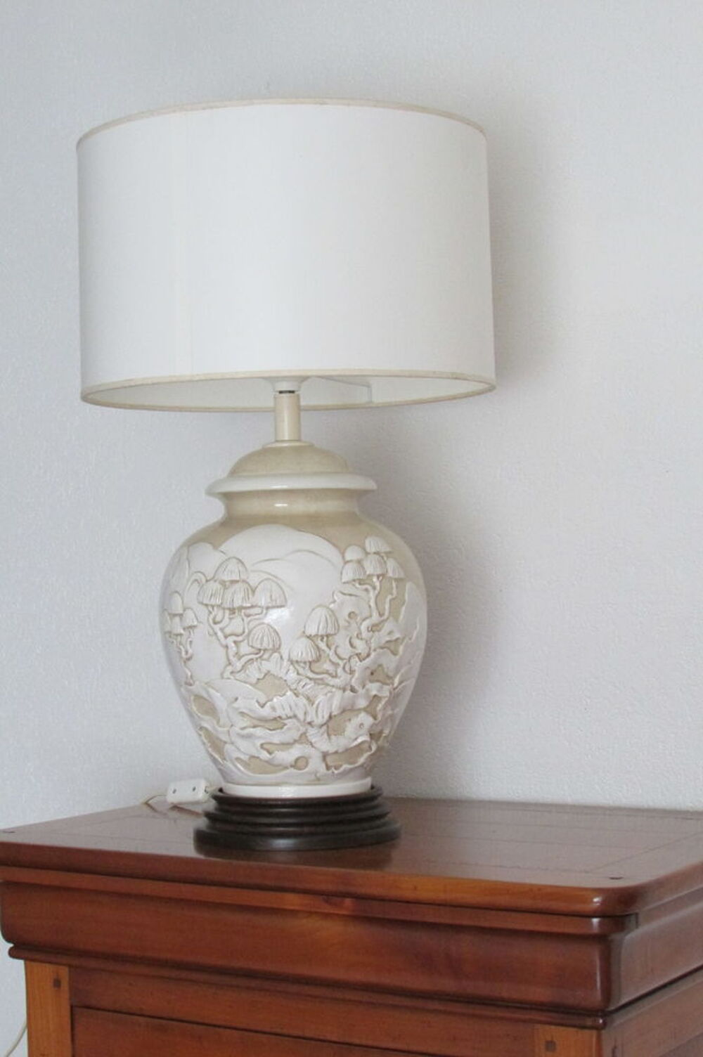 Grande Lampe en porcelaine &eacute;maill&eacute;e en relief, motif asiatiq Décoration