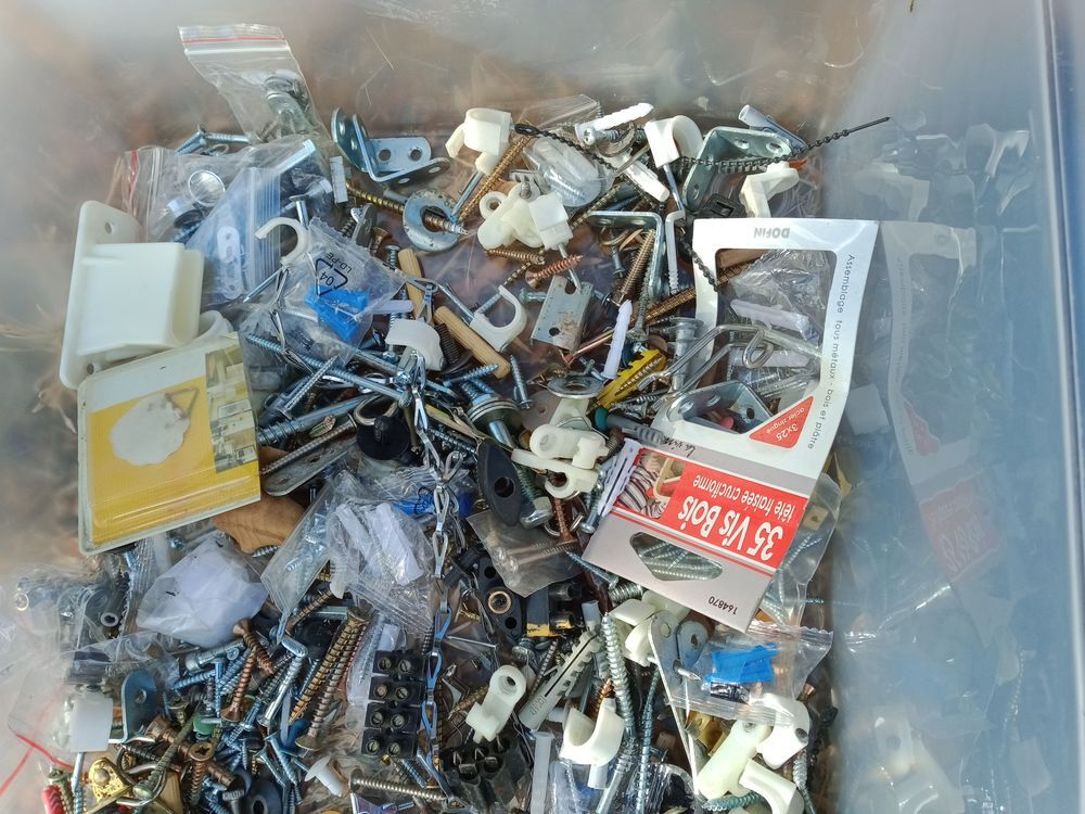 Lot de quincaillerie diverse dans seau Bricolage