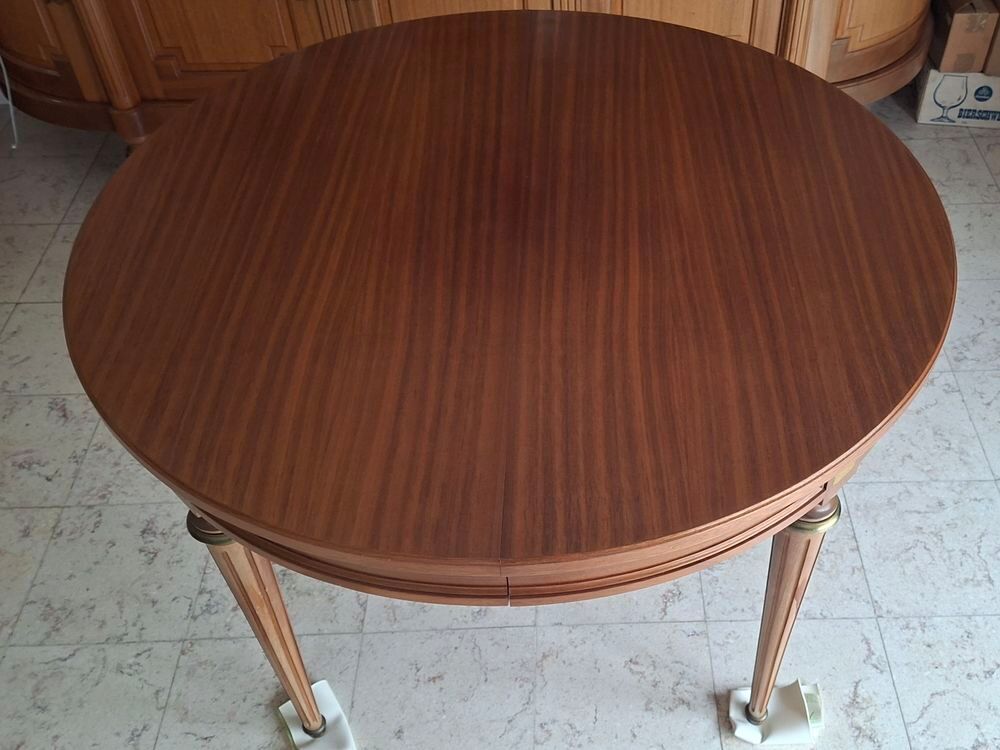 Table ronde en bois de style Louis xv avec rallonges. Meubles