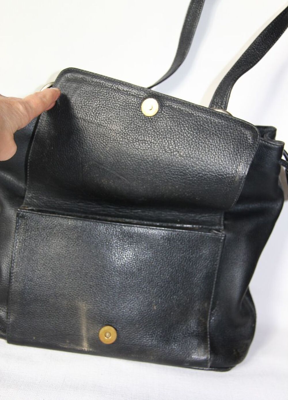 Tr&egrave;s beau sac en cuir vintage marque Angela.
Maroquinerie