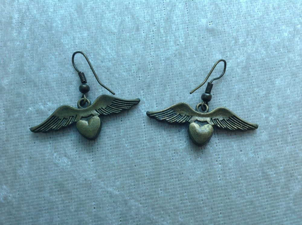BOUCLES D'OREILLES COEUR AIL&Eacute; Envoi Possible
Bijoux et montres