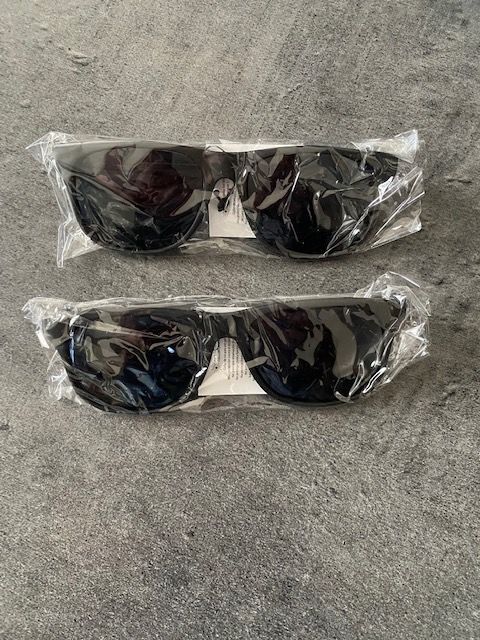 2 paires de lunettes de soleil noires neuves 3 Mions (69)