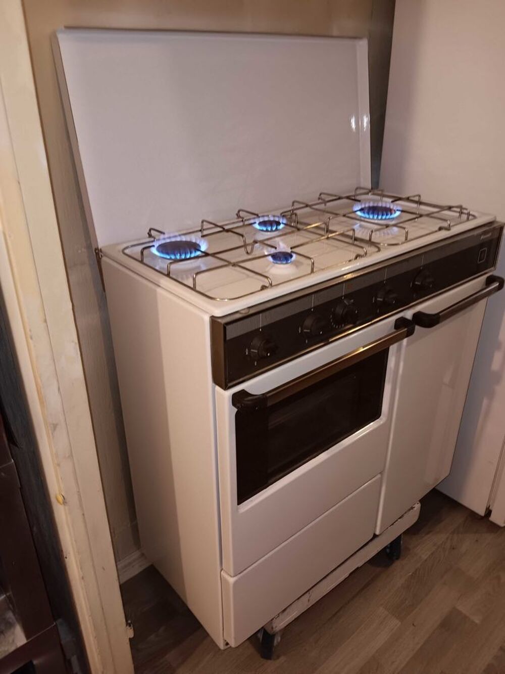 piano Gaziniere Brandt Equip&eacute;es Tout Gaz Bouteille Four Multif Catalyse Grilloir Haut/Bas Gaz +Bouteille pleine +D&eacute;tendeur +Tuyaux Tbeg Electroménager