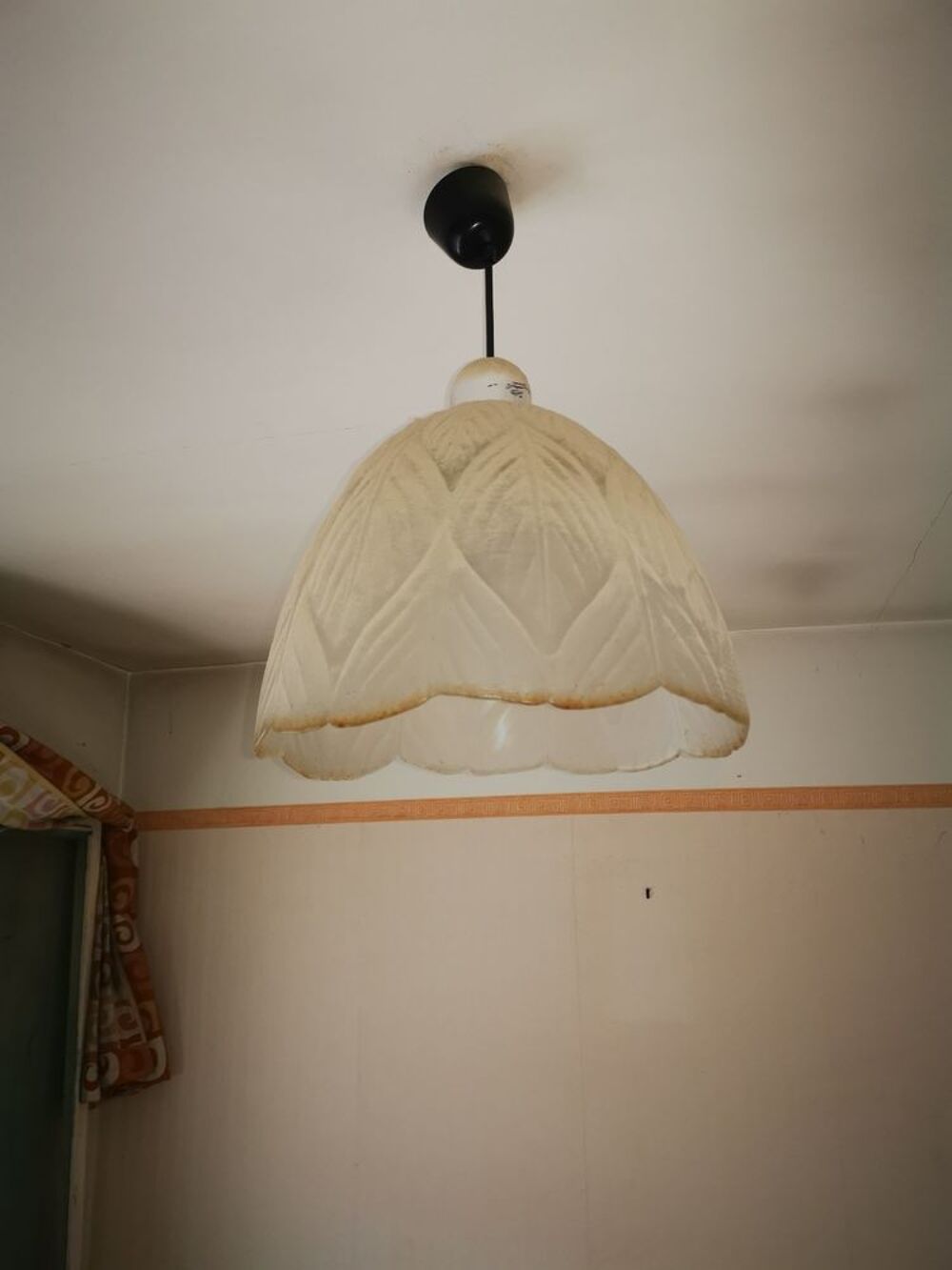 deux lustres un en pate de verre et le second en cristaux Décoration