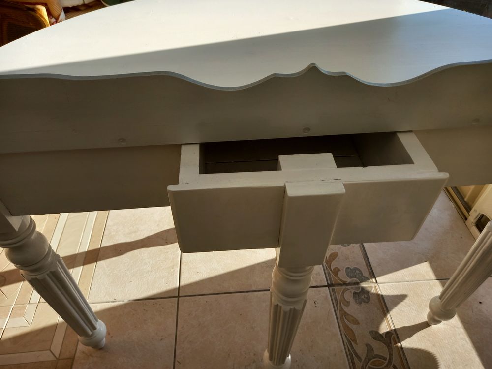 Console de style avec miroir. Meubles
