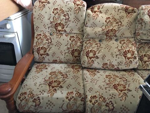 Canap� lit ossature en bois comme neuf coussins tissus beige 30 Saint-Julien-les-Rosiers (30)