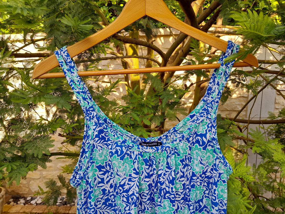 Magnifique robe longue a fleurs et &agrave; double bretelle . Vêtements