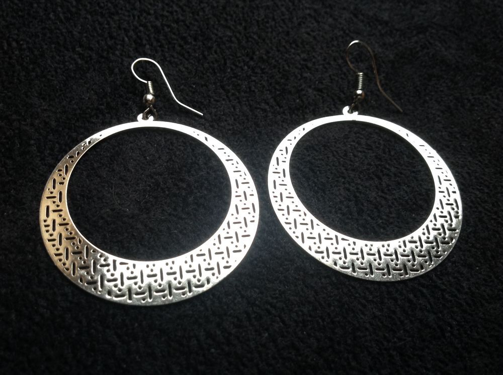 BOUCLES OREILLES ARGT&Eacute; RONDE CREUSE Envoi Possible
Bijoux et montres