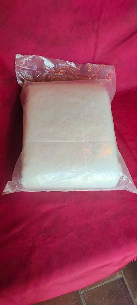 Couverture fine blanche 1m90 x 2m neuve en polyester 10 Avermes (03)