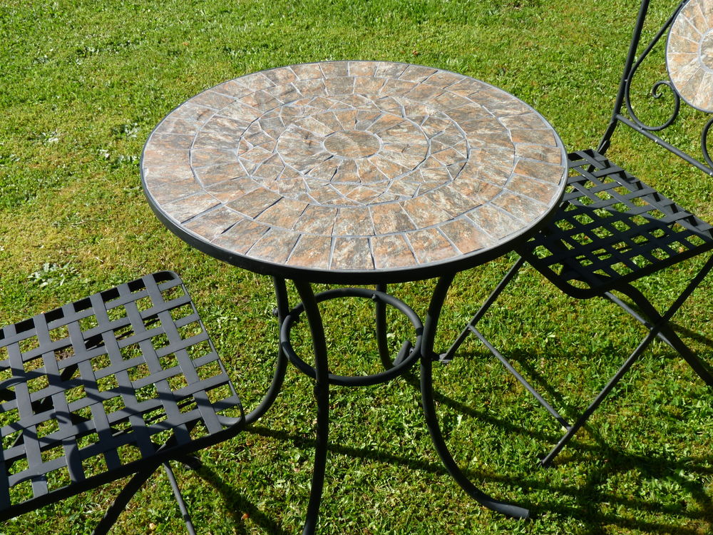 Salon de jardin en fer forg&eacute; et carreaux de c&eacute;ramique Jardin